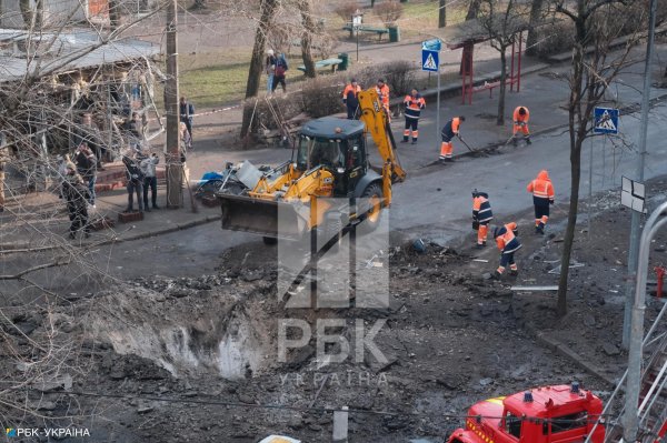 
Нерозірваний снаряд, вибиті вікна та глибока вирва. Наслідки атаки на Київ у фото 