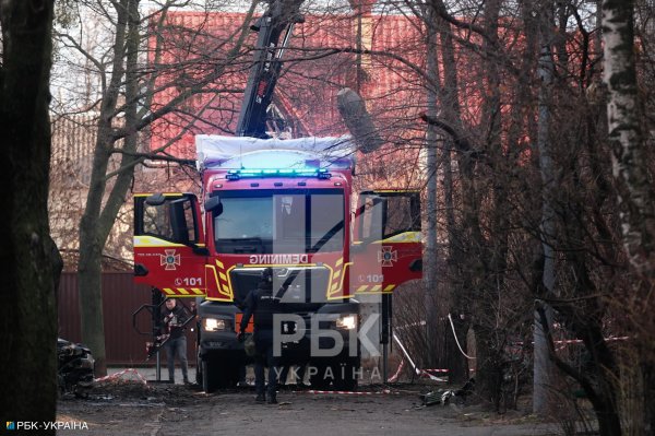 
Нерозірваний снаряд, вибиті вікна та глибока вирва. Наслідки атаки на Київ у фото 