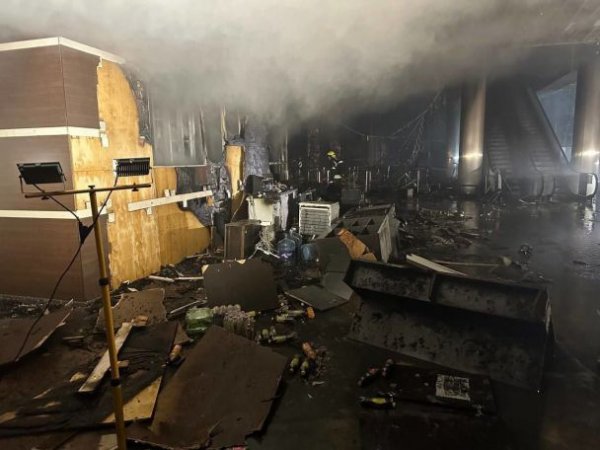 
Теракт у "Крокус Сіті Хол": ЗМІ показали перші фото зсередини згорілої будівлі
