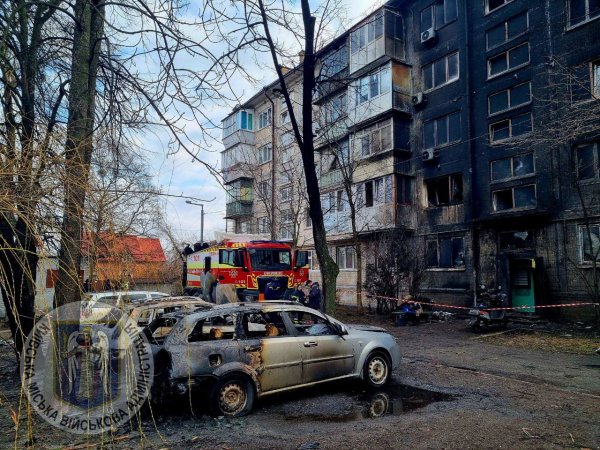 
Нерозірваний снаряд, вибиті вікна та глибока вирва. Наслідки атаки на Київ у фото 