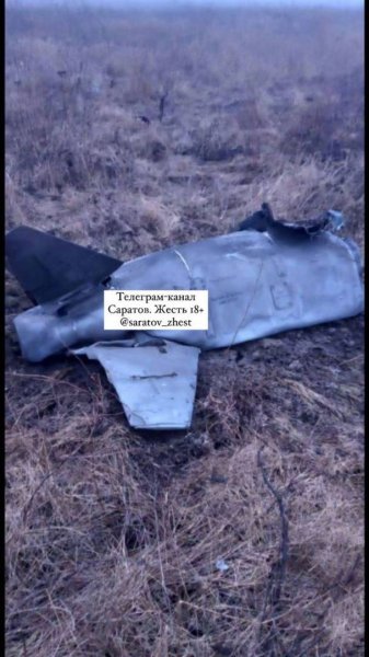 
У Росії під час чергової масованої атаки по Україні одна з ракет впала у Саратовській області (фото)
