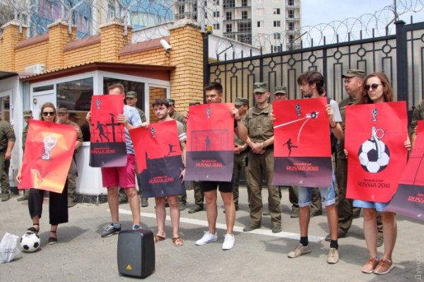 В Одесі на територію консульства РФ кинули "криваві" м'ячі