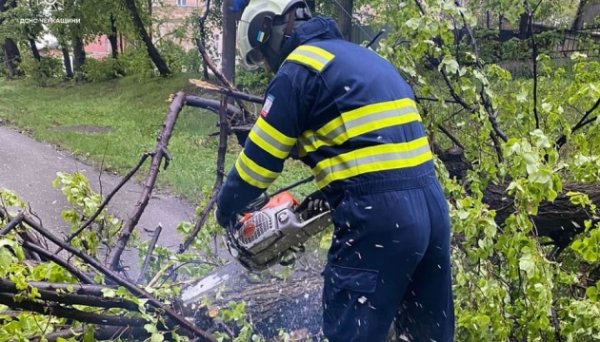 Рятувальники ліквідовують насліди негоди в Києві та трьох областях