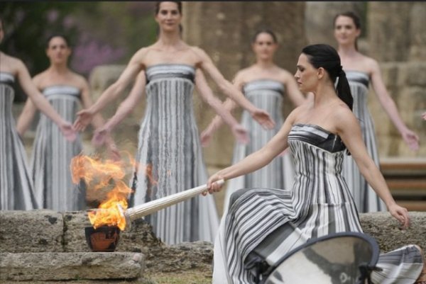 Олімпійський вогонь запалили у Греції
                                