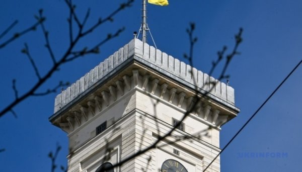 У Львові над вежею ратуші урочисто підняли національний прапор