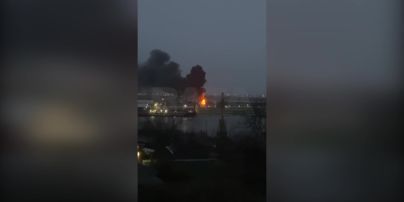 
Напередодні лунали вибухи: у Ростові спалахнула масштабна пожежа (відео)
