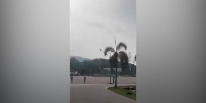 
У Малайзії на репетиції військового параду зіткнулися два вертольоти – є жертви (відео)
