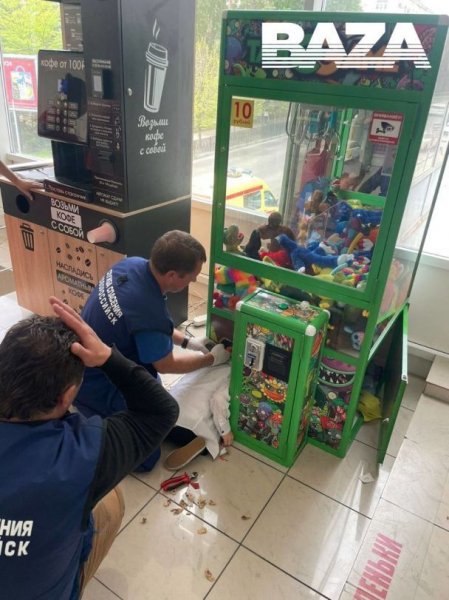 
В Росії дитина застрягла у автоматі з іграшками – фото
