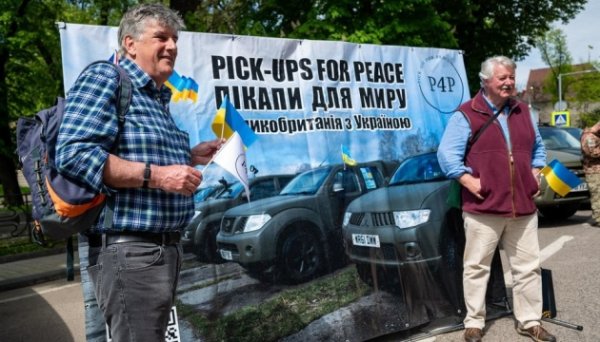Британські волонтери привезли до Львова 30 позашляховиків для ЗСУ