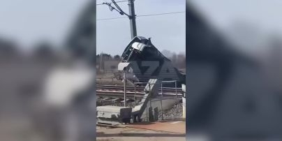 
В Росії потяг протаранив автобус з людьми – є жертви (відео)
