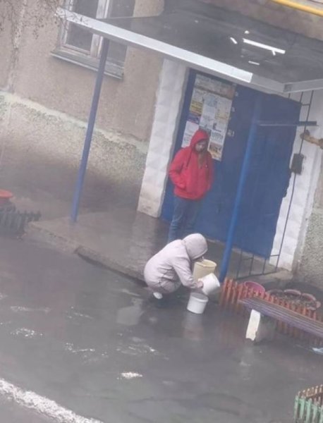 
У затопленому російському Орську почали пити воду з калюж: фото
