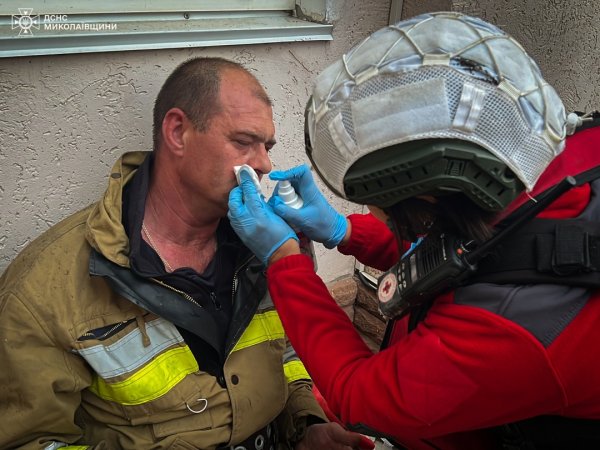 На пожежі в Миколаєві постраждали п’ятеро рятувальників 