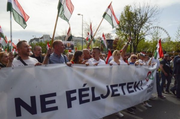 
Багатотисячні протести в Будапешті набирають обертів: угорці вимагають відставки Орбана 
