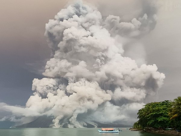 
Оголошено найвищий рівень небезпеки: в Індонезії знову сталося виверження вулкана (фото, відео)

