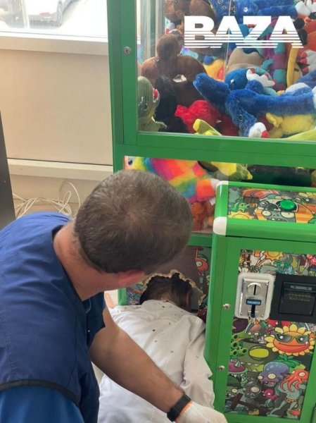 
В Росії дитина застрягла у автоматі з іграшками – фото
