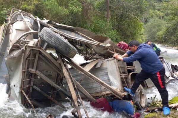 
Автобус зірвався з гірської дороги: у Перу сталася смертельна аварія – 25 жертв (фото)
