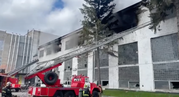
У Воронежі спалахнула потужна пожежа на заводі "Елмаш" (фото, відео)
