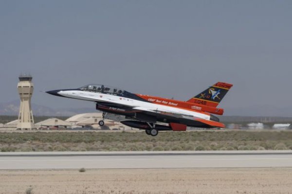 
Очільник ВПС США провів тренувальний бій на експериментальному винищувачі F-16
