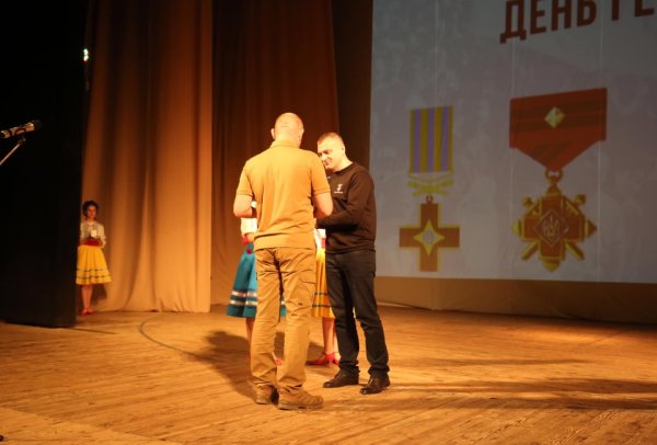 День Героїв у Хмельницькому: захисникам подарували квартири та вручили відзнаки