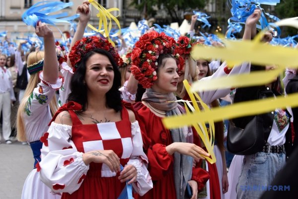 У Вінниці влаштували флешмоб із вишиваного «освідчення в коханні» ЗСУ
