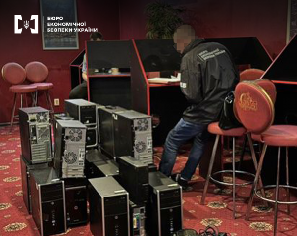 БЕБ на Київщині викрило три незаконні гральні заклади, вилучили понад 70 комплектів техніки