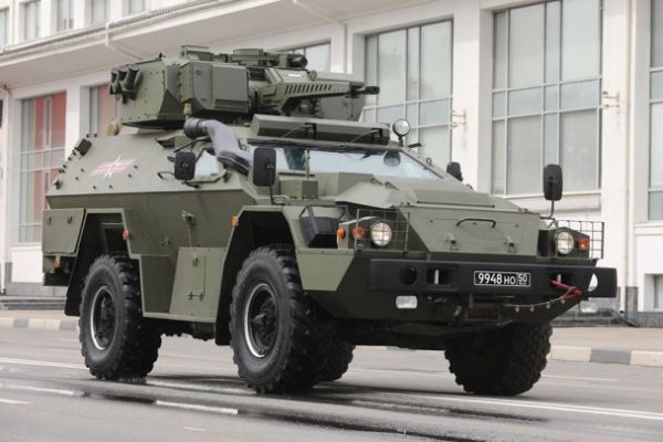 
В Росії помітили "дивний" бронеавтомобіль, який супроводжував ядерну зброю
