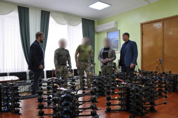Громада із Хмельниччини передала військовим понад пів сотні FPV-дронів