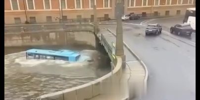 
У Петербурзі рейсовий автобус із пасажирами злетів з моста у річку Мойку: відео

