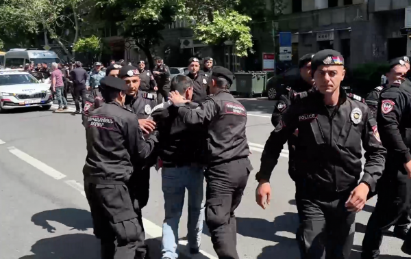 
У Вірменії спалахнули протести: є сотні затриманих, чого вимагають люди (фото, відео)
