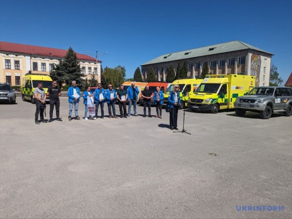 Волонтери з Бельгії привезли в Україну 13 автівок для евакуації поранених