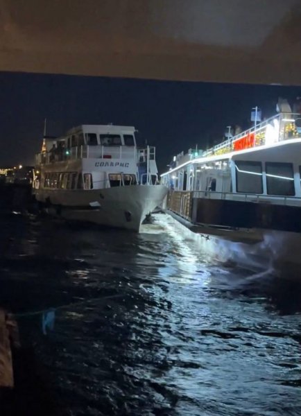 
У Санкт-Петербурзі зіткнулися два пасажирські судна – що відомо (фото, відео)
