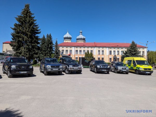 Волонтери з Бельгії привезли в Україну 13 автівок для евакуації поранених