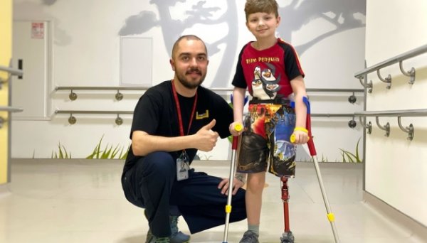 У Львові поставили протез 9-річному хлопчику, який втратив ногу через рак