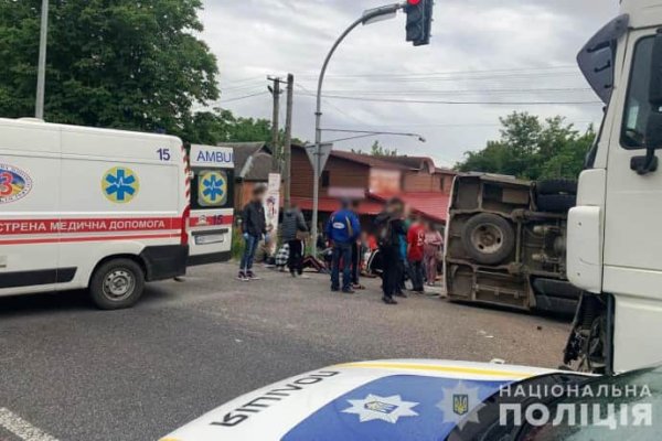 На Вінниччині зіткнулися автобус та вантажівка: 11 людей постраждали