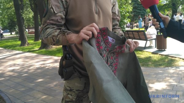 Презентовану в Чернівцях вишиванку «Бойова дронівка» подарували військовому на фронт