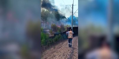 
У Росії зійшов з рейок поїзд з вугіллям і влаштував лісову пожежу: відео
