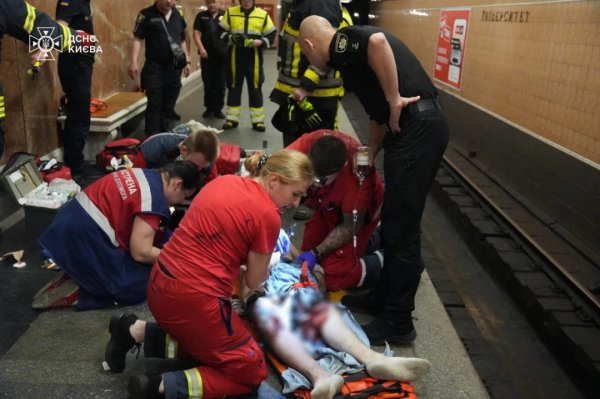 У Києві  дістали чоловіка, який впав під потяг в метро - рух відновили