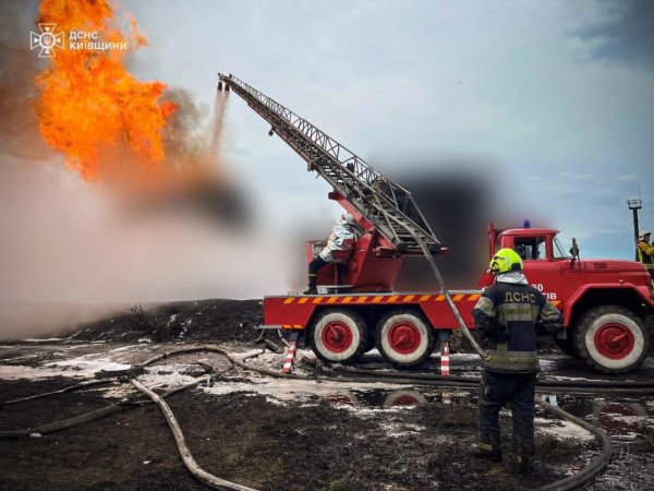 На Київщині ліквідували пожежу на промисловому обʼєкті, що виникла вночі через атаку РФ