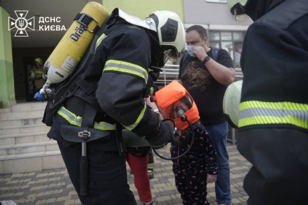 У Києві через пожежу в електрощитовій евакуювали мешканців багатоповерхівки