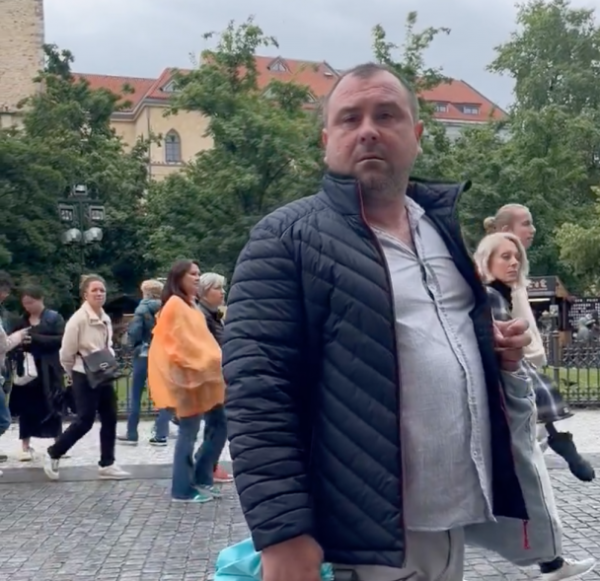 
Били руками та ногами: у Празі росіяни напали на українських та чеських волонтерів (фото, відео)
