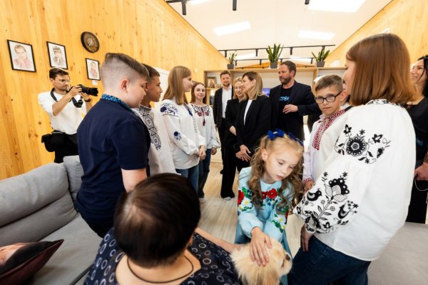 Зеленська й естонська делегація відвідали прийомну родину, для якої побудували дім на Житомирщині