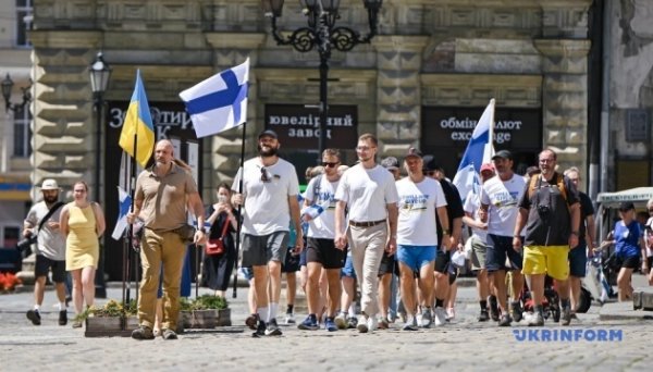 У Львові зустріли фінів, які у благодійній мандрівці зібрали понад €180 тисяч для України