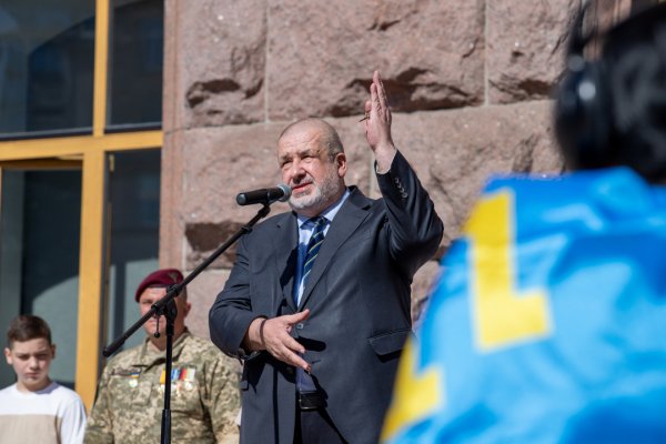 На флагштоку КМДА підняли кримськотатарський прапор
