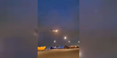 
Під час злету загорівся пасажирський літак із майже 400 пасажирами на борту (відео)
