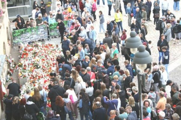 
У Німеччині тисячі людей попрощалися з вбитою 9-річною українкою (фото)
