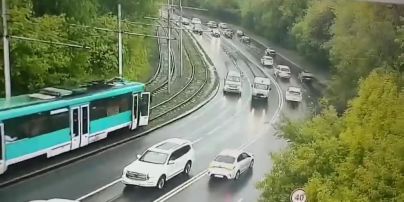 
У РФ один трамвай врізався в інший - люди вилітали на жваву дорогу: багато потерпілих (відео)
