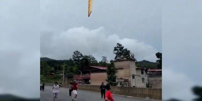 
У Китаї поруч із житловим районом впала частина ракети-носія: відео
