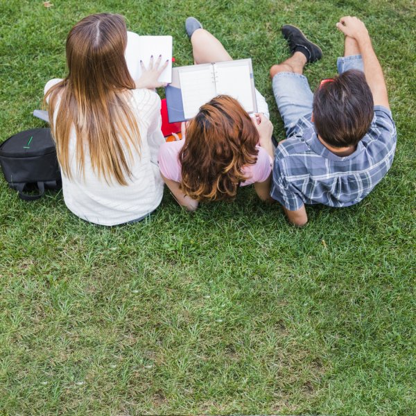 
Навчання за графіком чи тотальний відпочинок: психолог про те, яким має бути дозвілля дітей влітку 