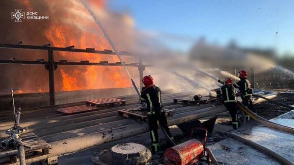 На Київщині уже добу гасять промисловий обʼєкт, що спалахнув через атаку РФ