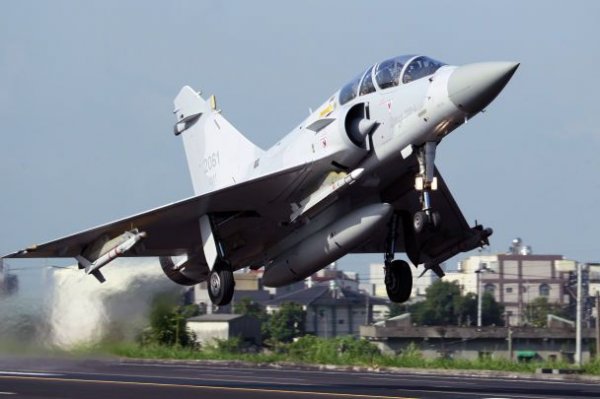 
Макрон: Франція передасть Україні винищувачі Mirage 2000 – що це за літаки
